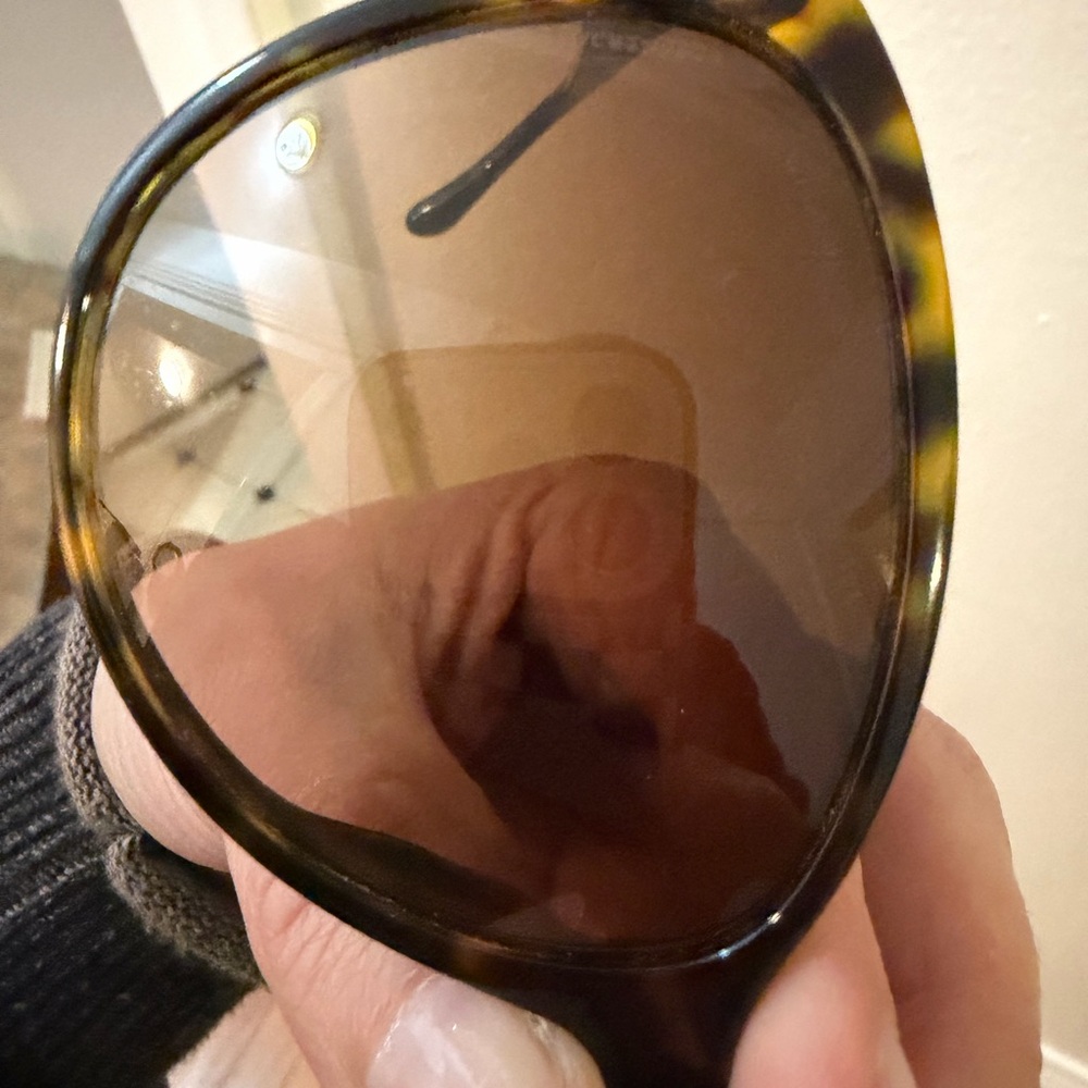 Authentic Chanel sunglasses with case. Good condition - Picture 9 of 11
